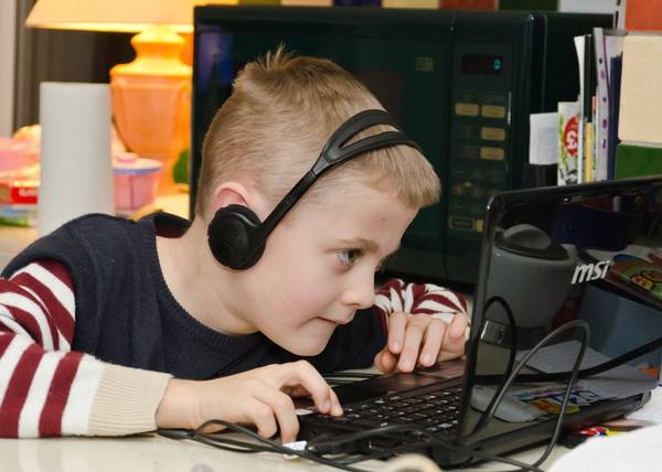 Quelle: Bild: „Child Using Laptop“ von Chris Parfitt / CC-by 2.0 / Quelle: flickr.com In: Pfarrbriefservice.de