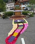Blumenteppich beim Kirchbühl mit dem Motiv Friedenstaube gestaltet von den Landfrauen Fröhnd